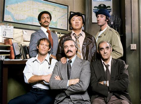 ¿Listo para un viaje nostálgico? Barney Miller te sumerge en la cotidianidad policial de Nueva York con humor mordaz!