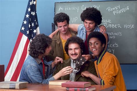 ¿Welcome Back, Kotter? Un viaje nostálgico al mundo de las aulas y la rebeldía adolescente en la década de los 70!